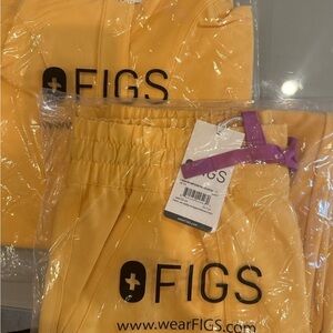Figs NWT LIMITED ED. Dandelion Yellow scrub set XS/S